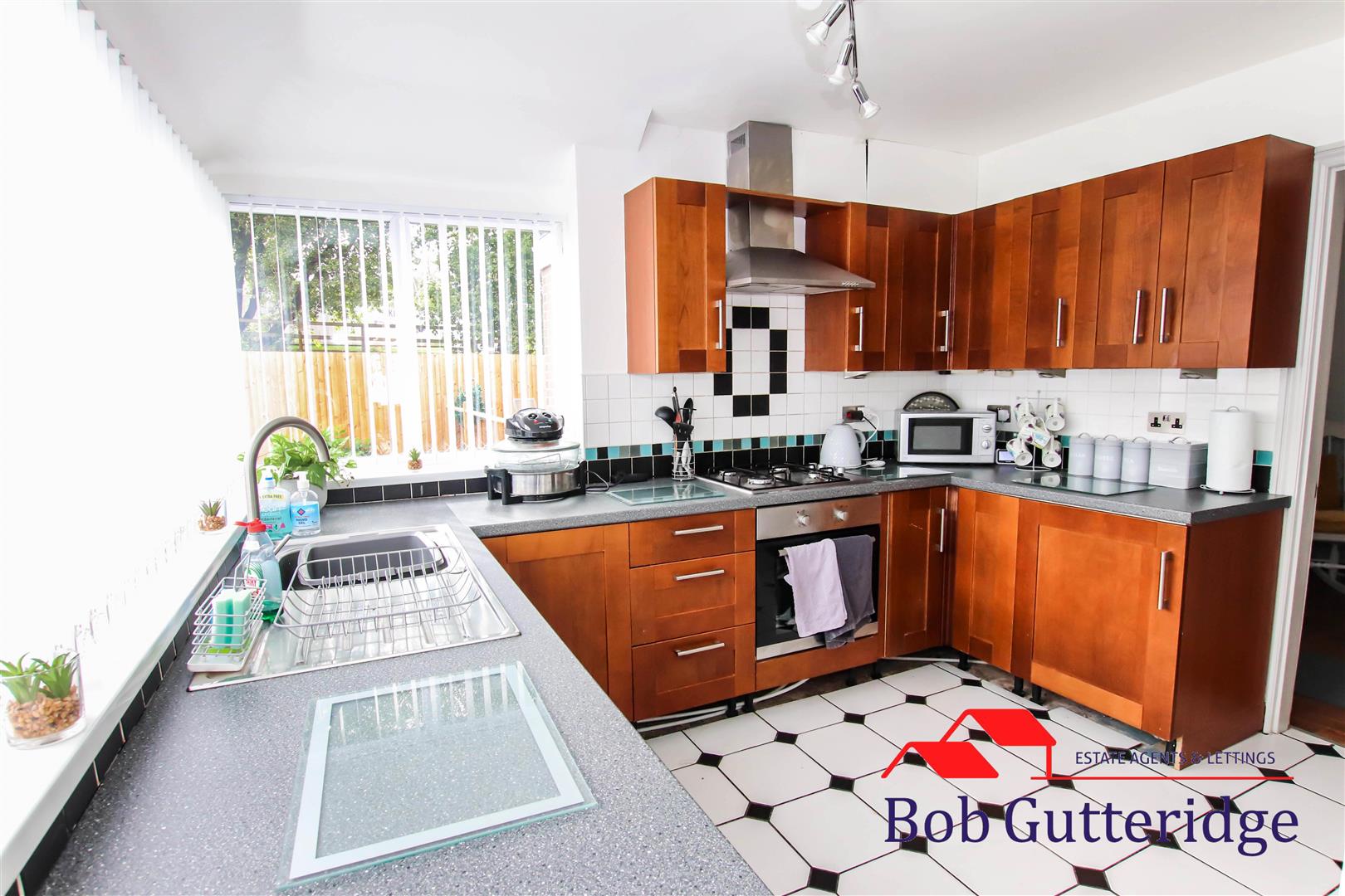 FITTED KITCHEN